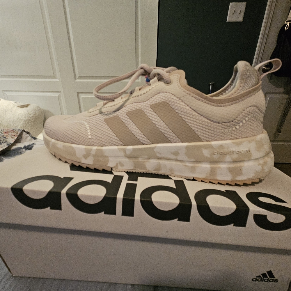 Women's Adidas Fukasa Run Sneaker Size 9